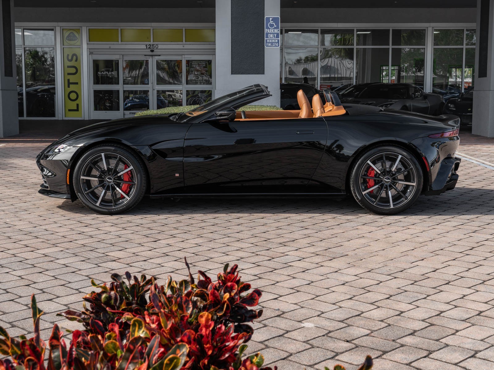 2021 Aston Martin Vantage photo 7