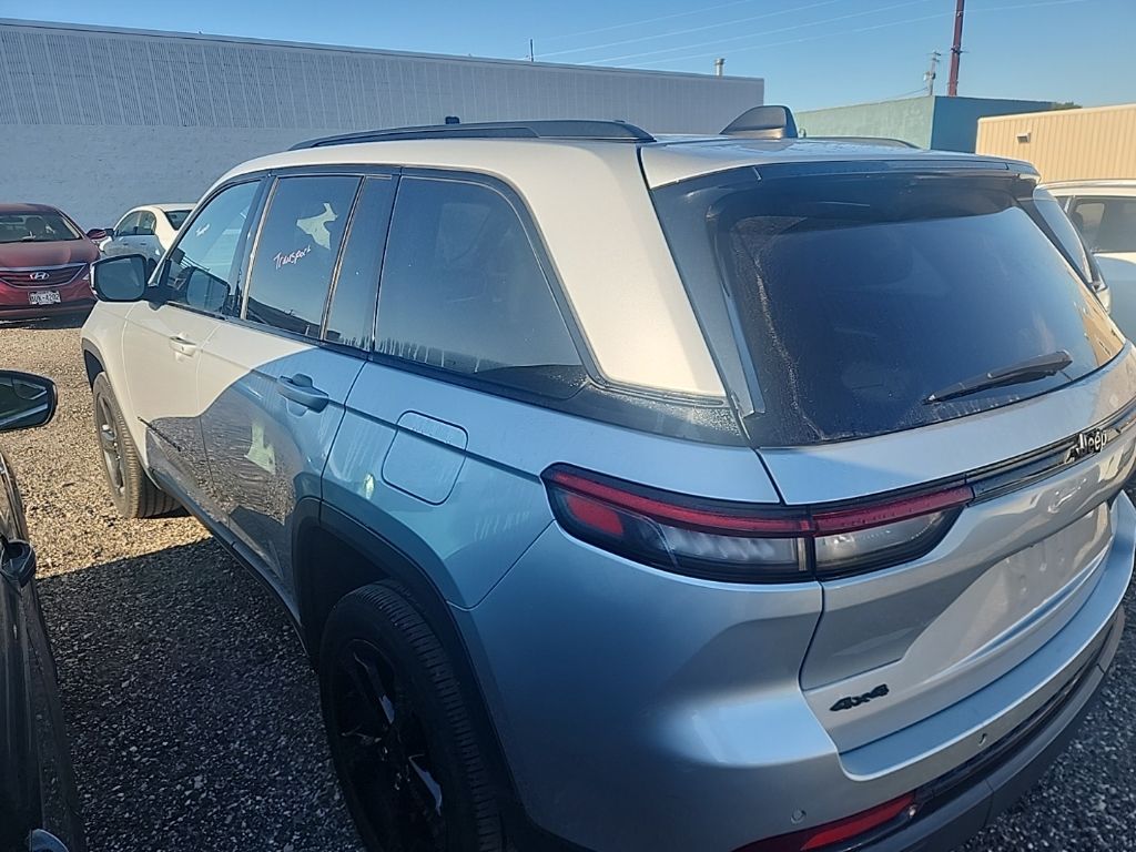 2023 Jeep Grand Cherokee Altitude photo 3