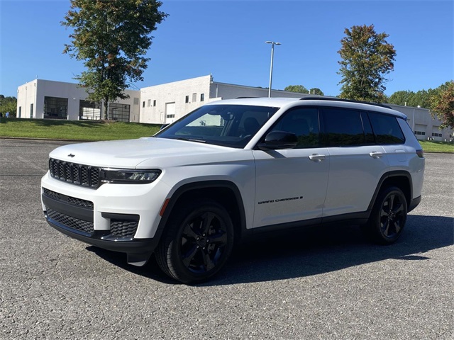 2023 Jeep Grand Cherokee Altitude photo 3