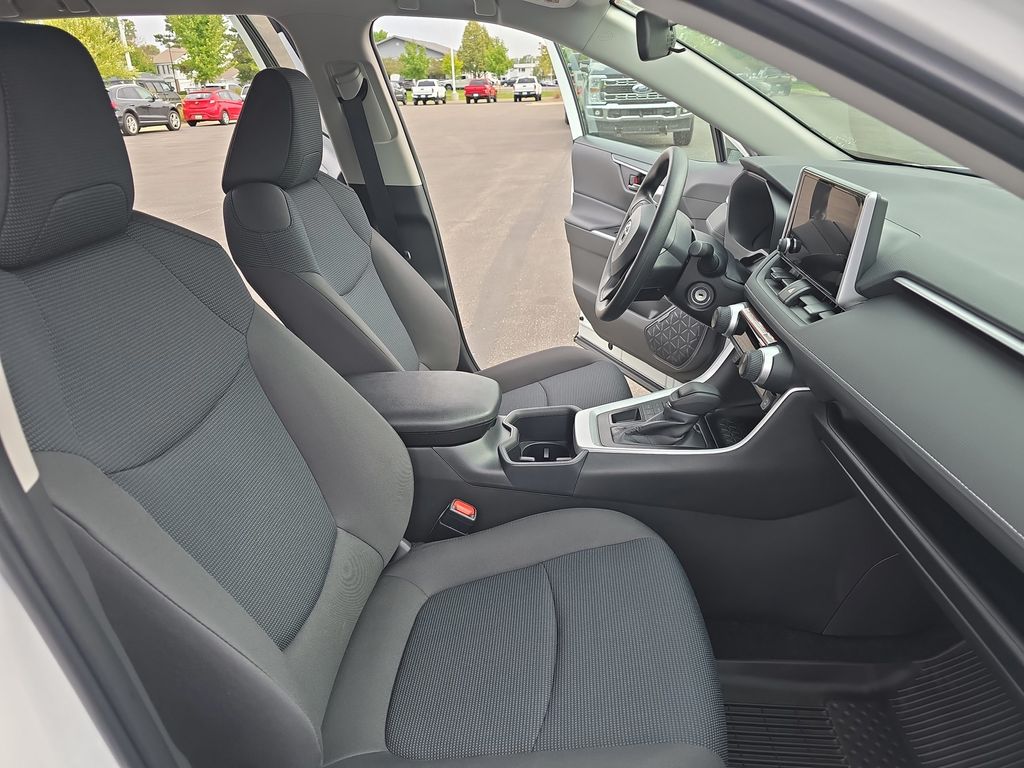 2025 Toyota RAV4 LE photo 7