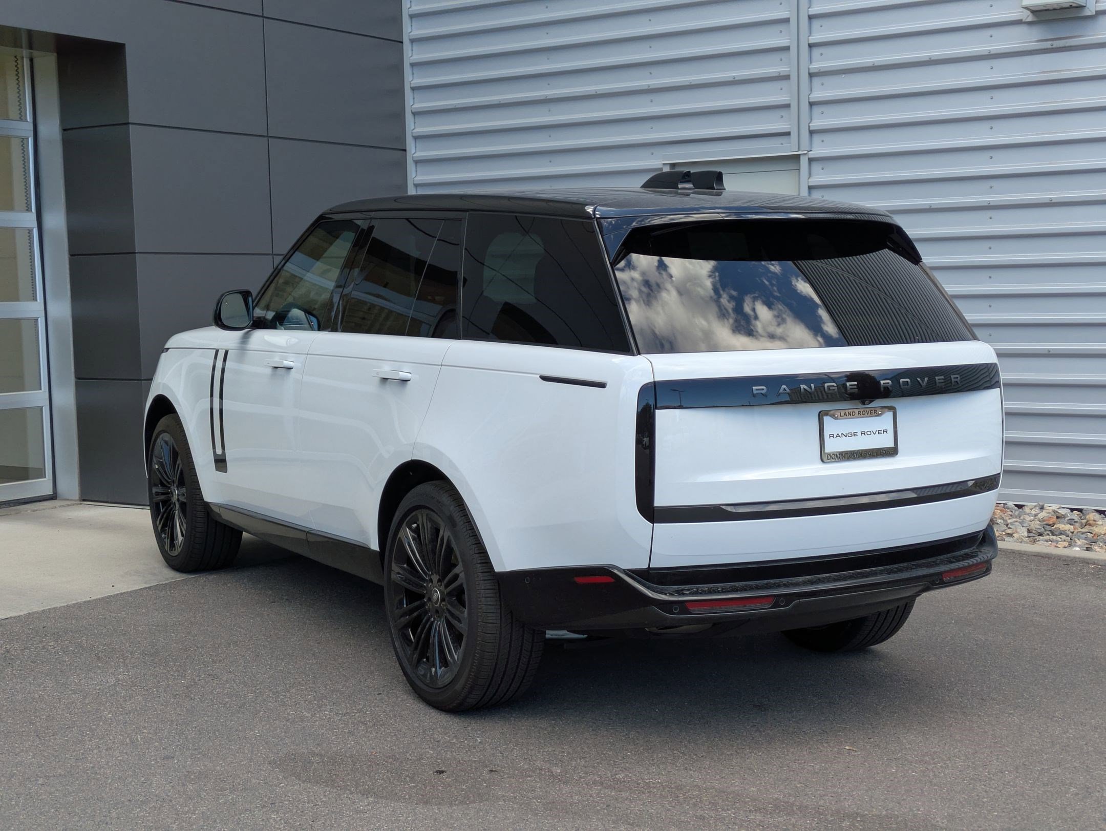 2025 Land Rover Range Rover SE photo 3