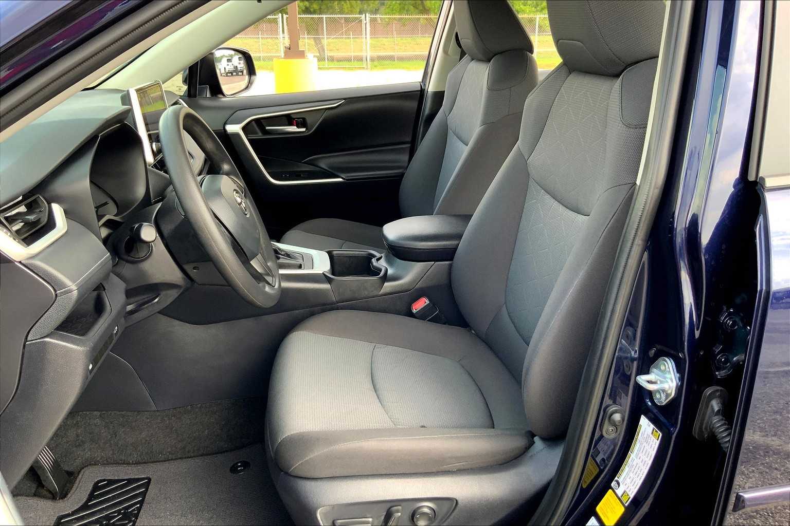 2024 Toyota RAV4 XLE photo 7
