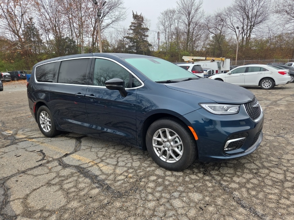 2025 Chrysler Pacifica Select's photo