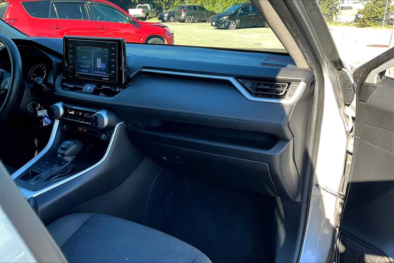 2021 Toyota RAV4 LE photo 17