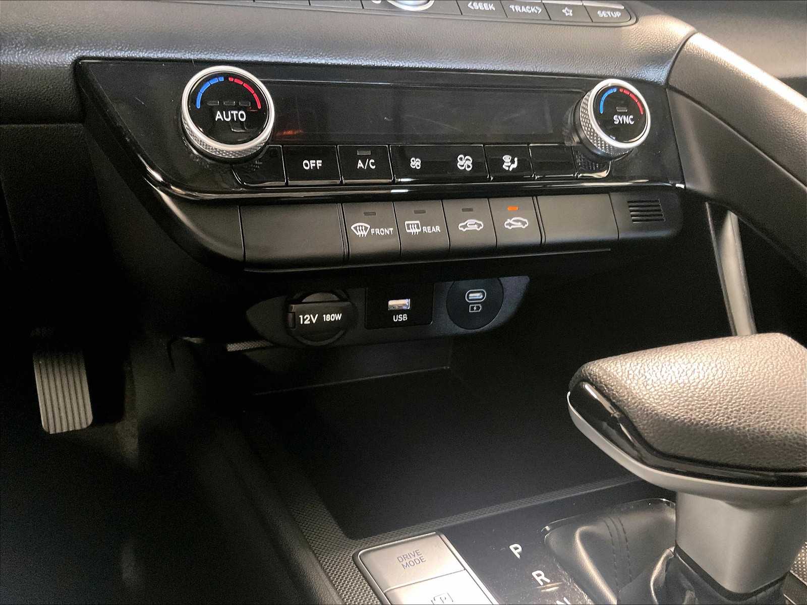 2024 Hyundai Elantra SEL photo 25