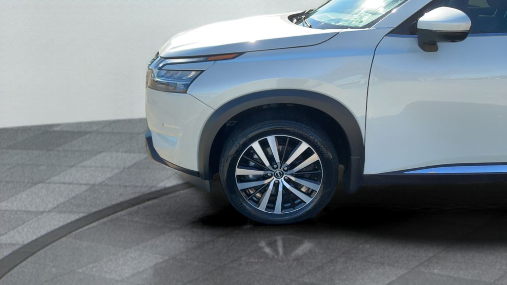 2024 Nissan Pathfinder Platinum photo 3