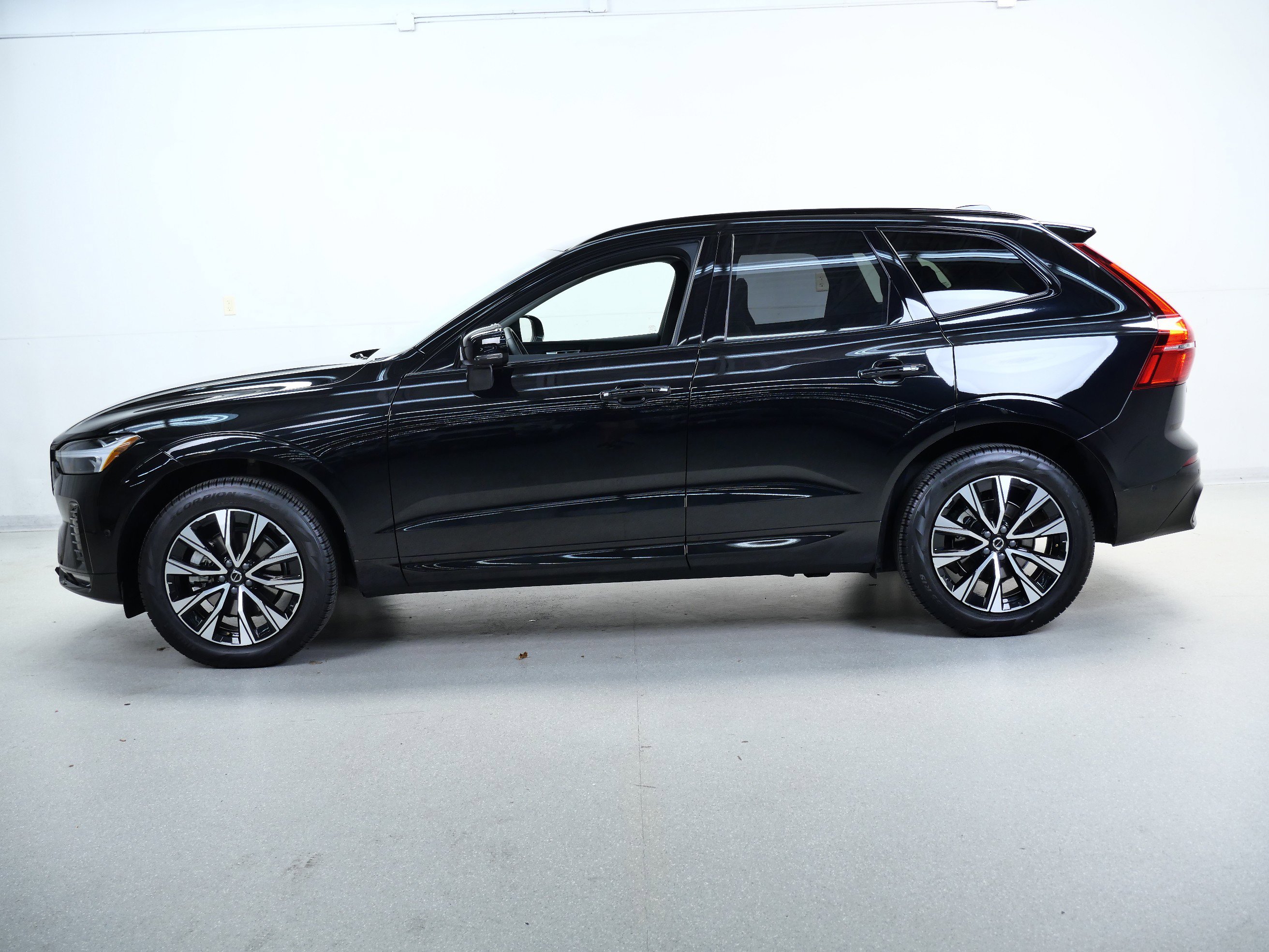 2025 Volvo XC60 Plus photo 9