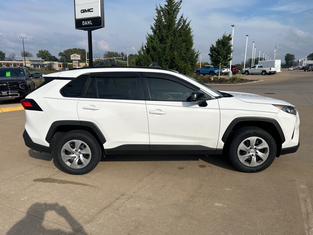 2021 Toyota RAV4 LE photo 3