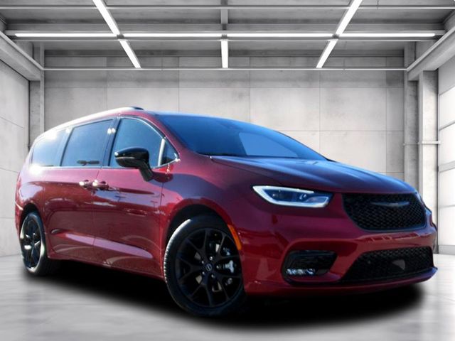 2026 Chrysler Pacifica Select's photo