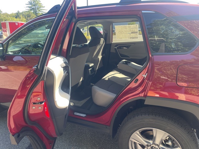2025 Toyota RAV4 XLE photo 16