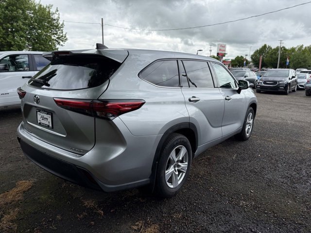 2022 Toyota Highlander LE photo 4