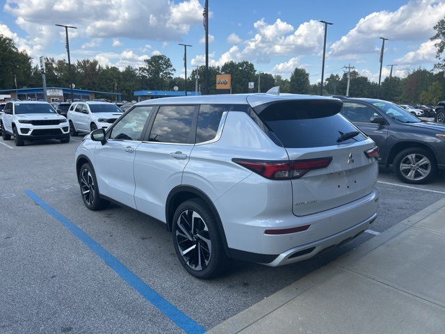2024 Mitsubishi Outlander SE photo 3
