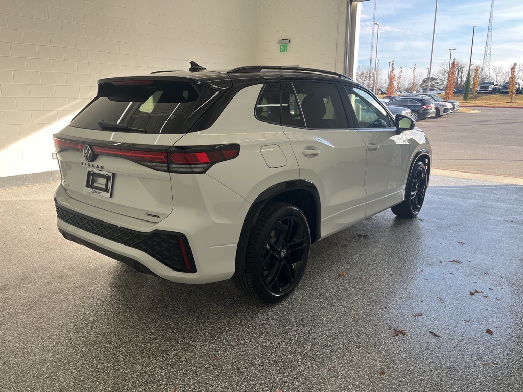 2026 Volkswagen Tiguan SE R-Line Black photo 4