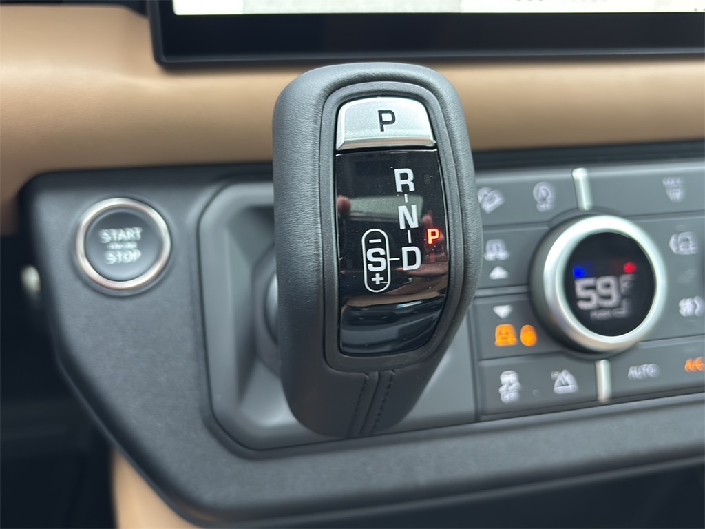 2025 Land Rover Defender 130 S photo 17