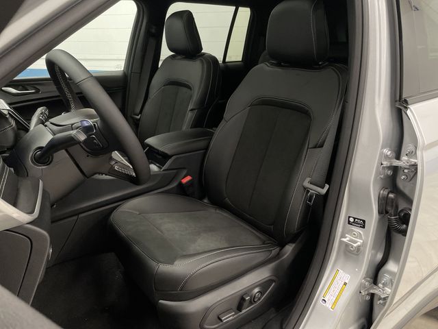 2025 Jeep Grand Cherokee Altitude photo 3