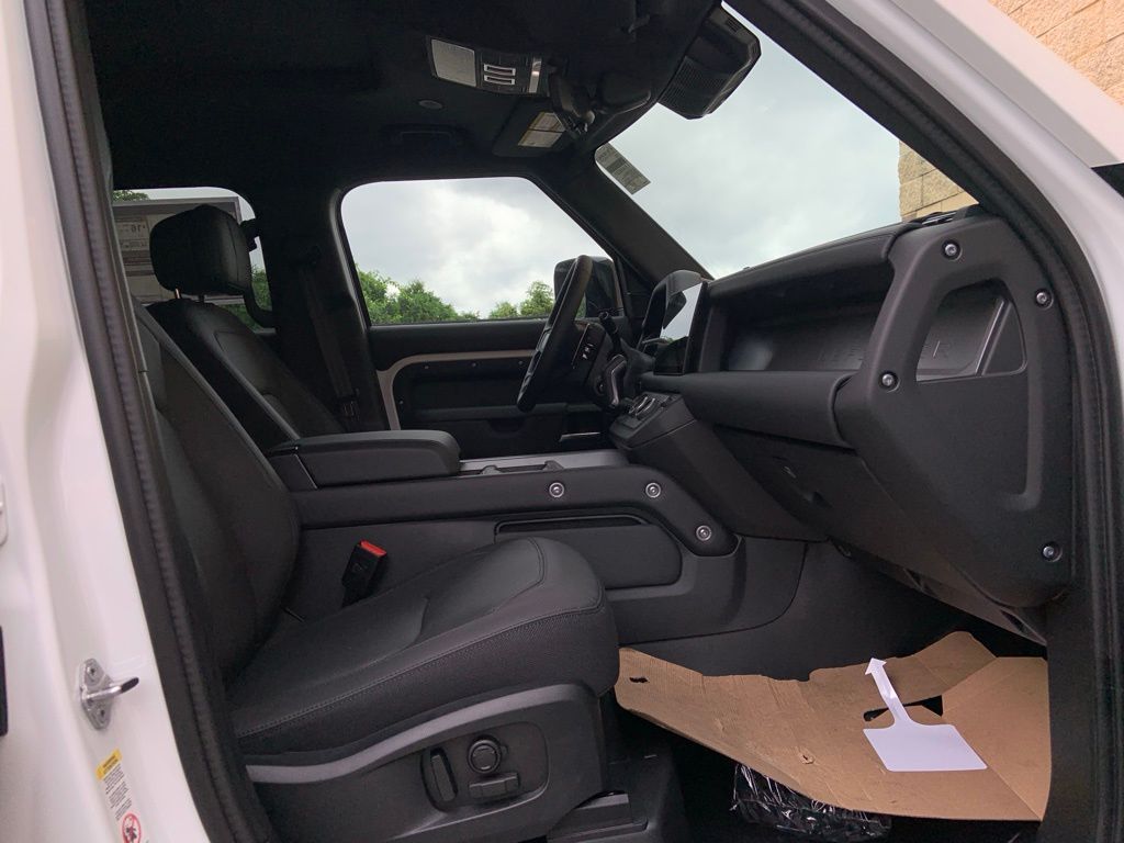 2025 Land Rover Defender 110 V8 photo 15