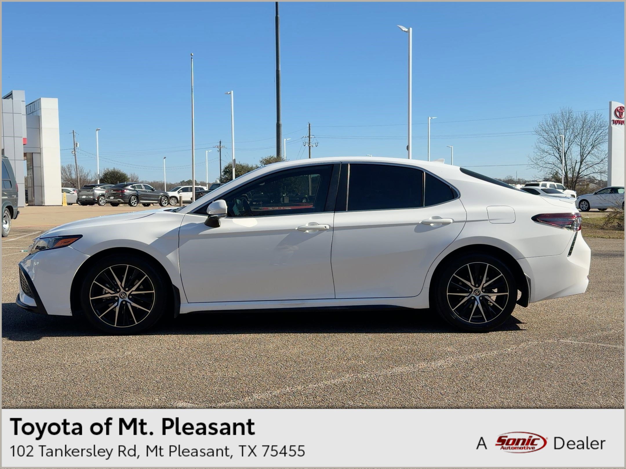 2024 Toyota Camry SE's photo