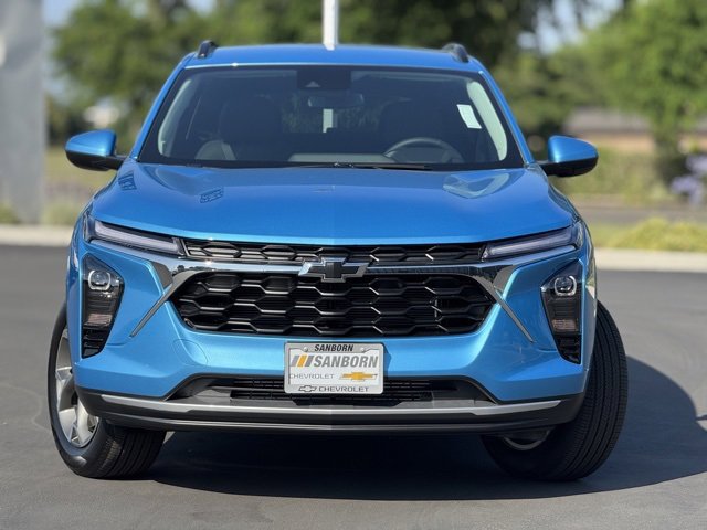 2025 Chevrolet Trax LT photo 2