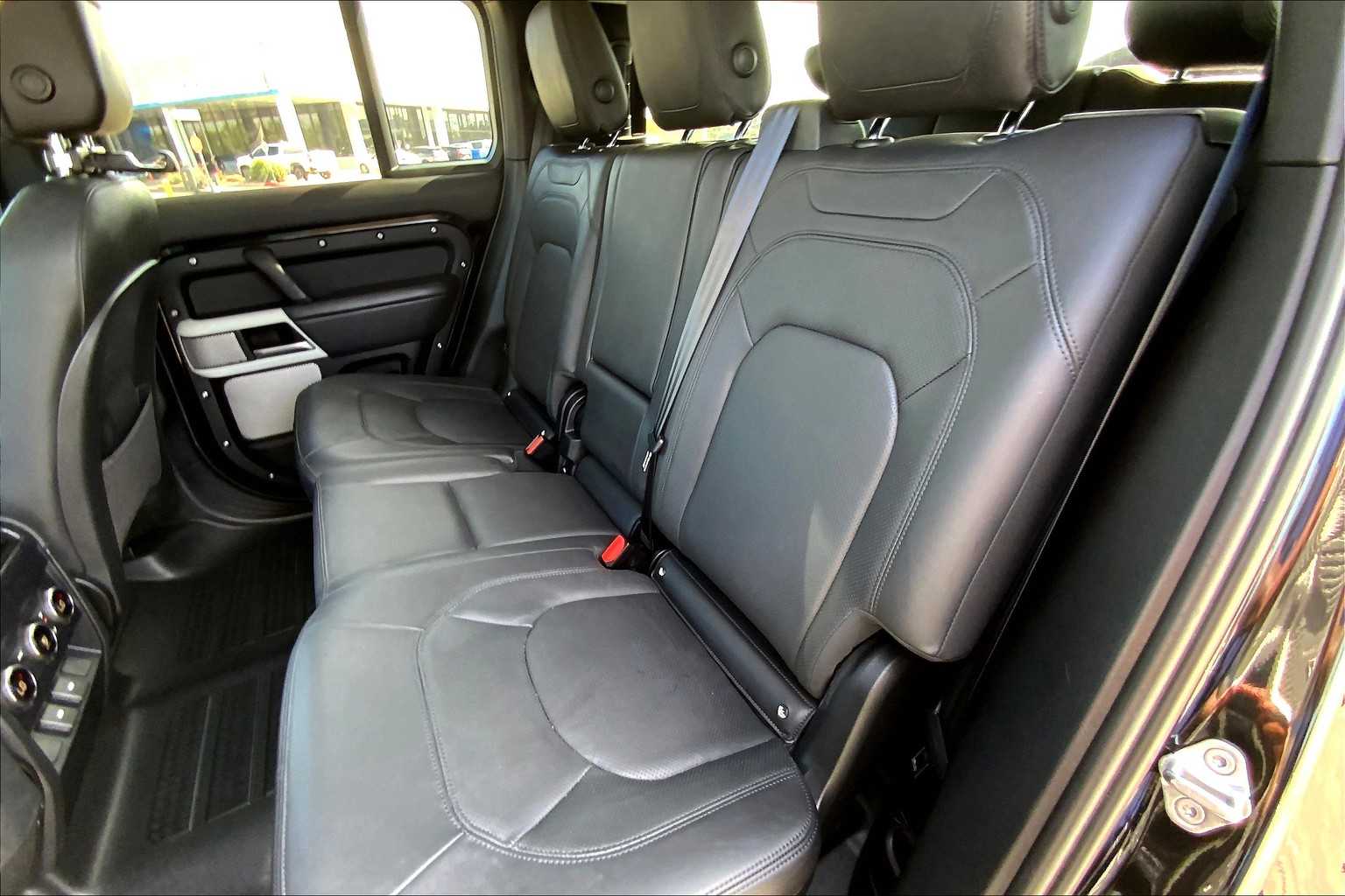 2023 Land Rover Defender SE photo 18
