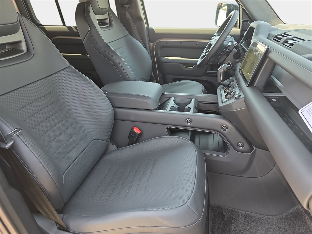 2025 Land Rover Defender 110 V8 photo 10