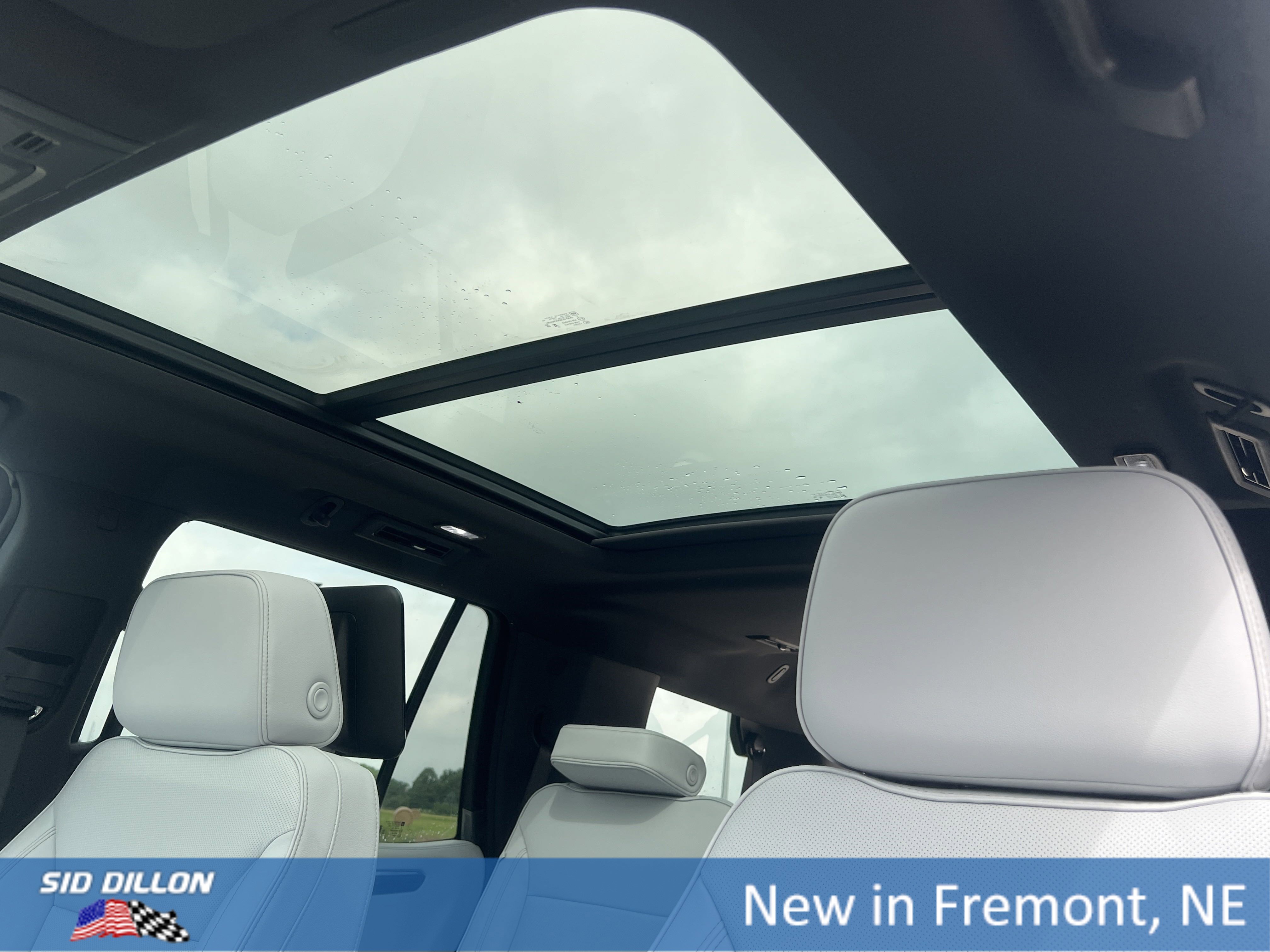 2025 Chevrolet Tahoe Premier photo 2