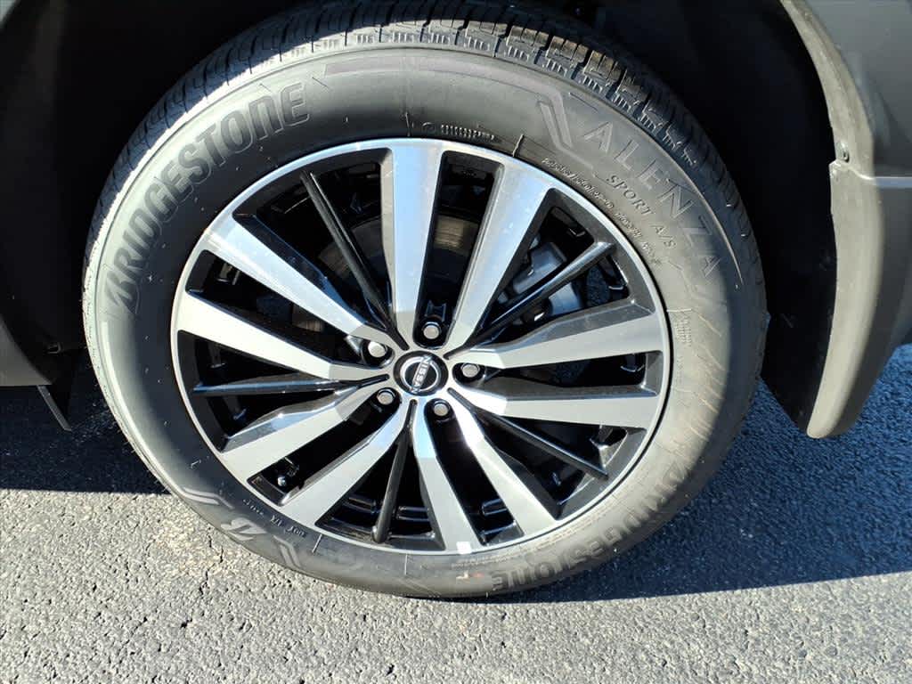 2025 Nissan Pathfinder Platinum photo 4