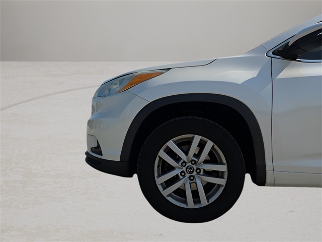 2016 Toyota Highlander LE photo 13