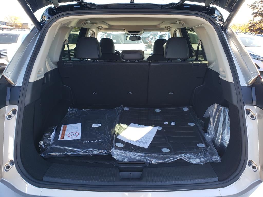 2026 Nissan Rogue Platinum photo 3