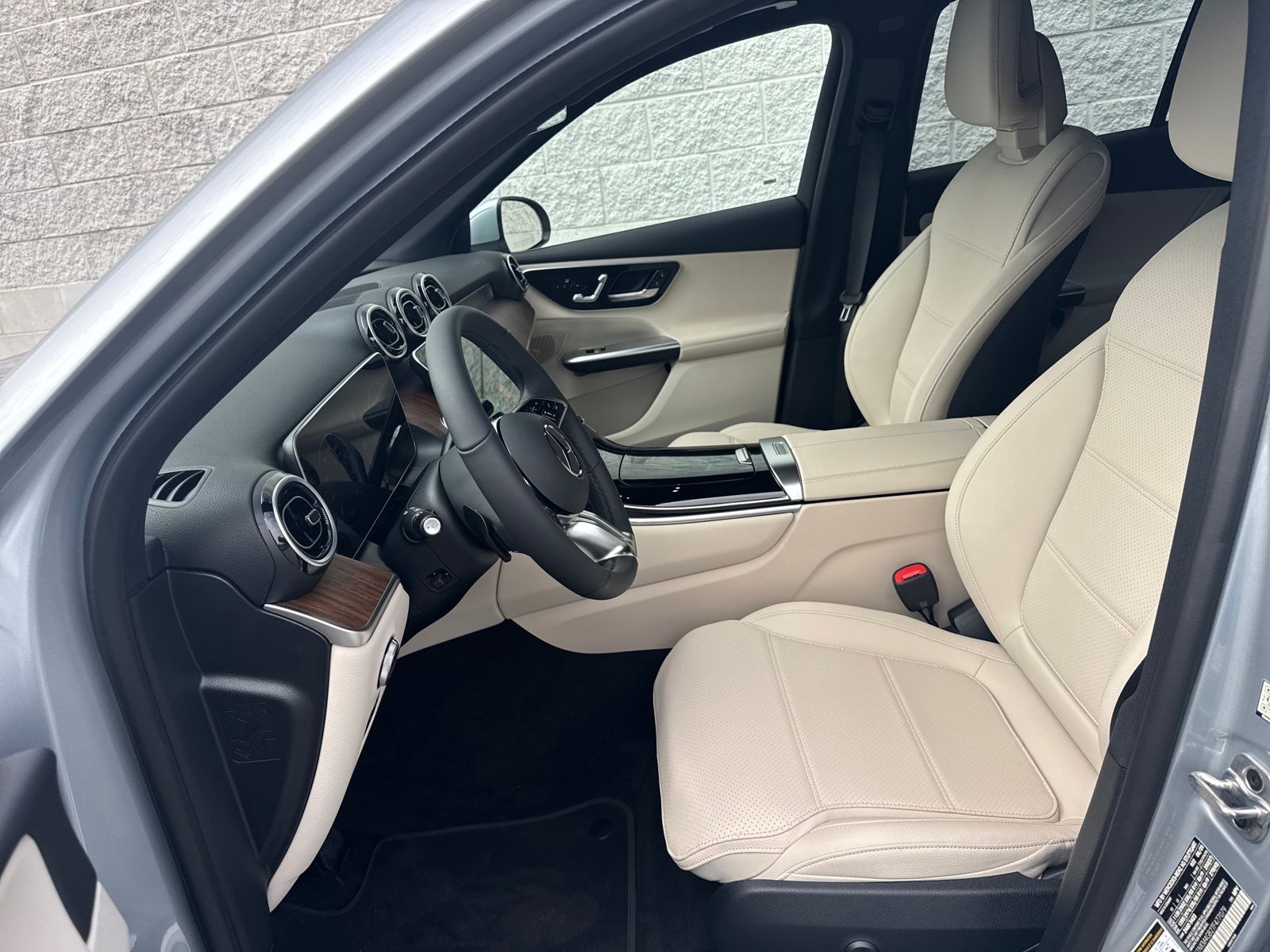 2026 Mercedes Benz GLC 300 photo 2