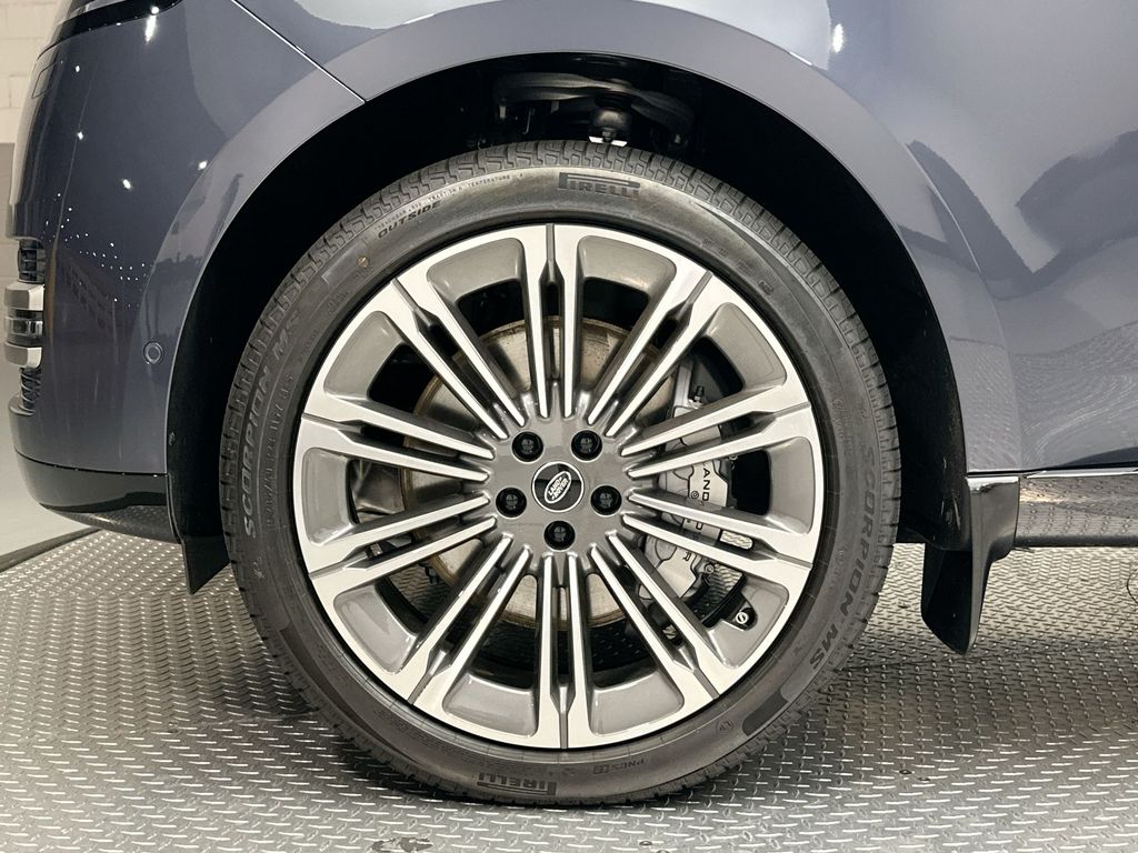 2025 Land Rover Range Rover SE photo 3