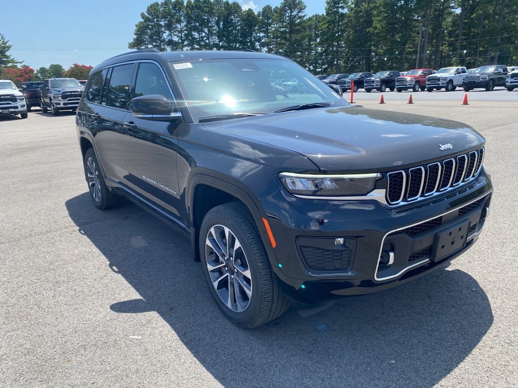 2025 Jeep Grand Cherokee Overland photo 2