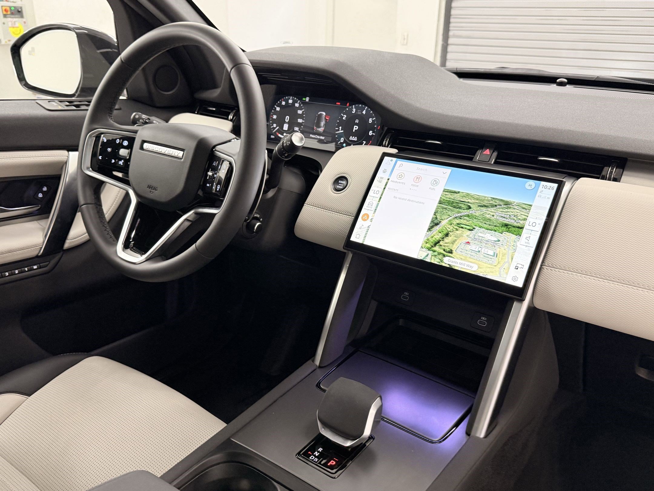 2025 Land Rover Discovery Sport Dynamic SE photo 3