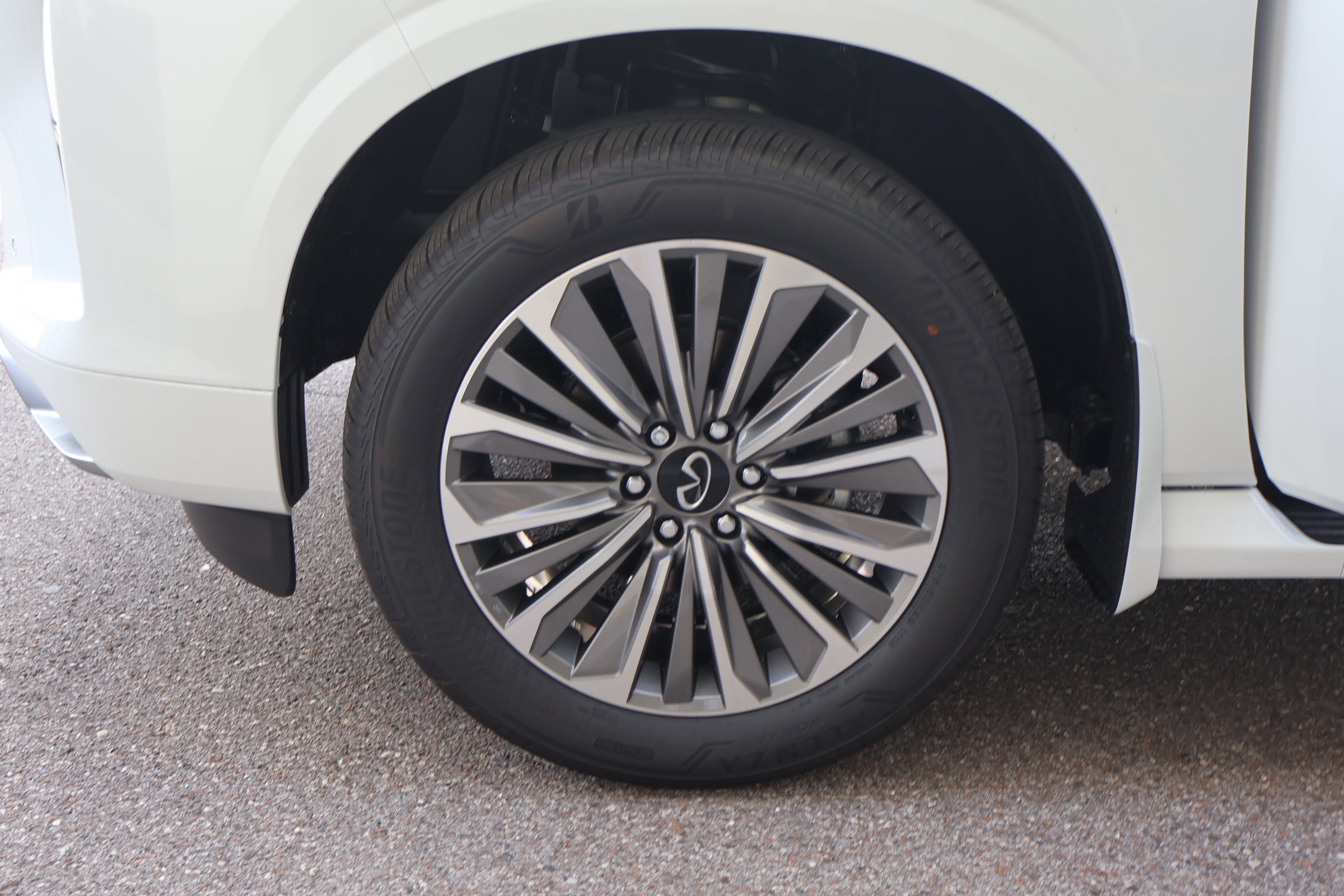 2026 Infiniti QX80 Luxe photo 9