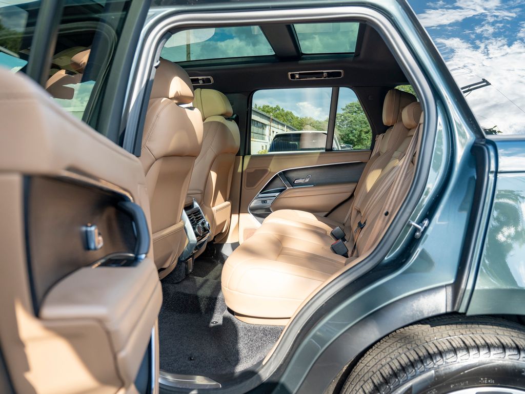 2025 Land Rover Range Rover SE photo 25