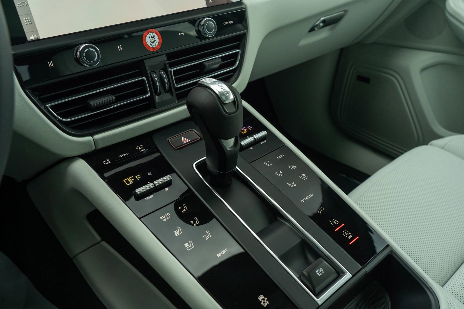 2025 Porsche Macan Base photo 27