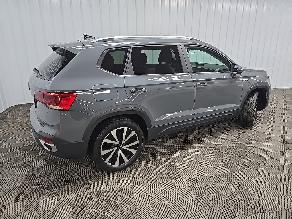 2022 Volkswagen Taos SE photo 2