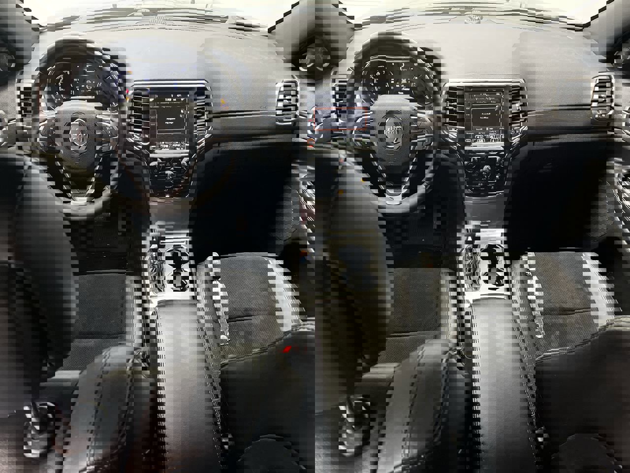 2018 Jeep Grand Cherokee Altitude photo 3