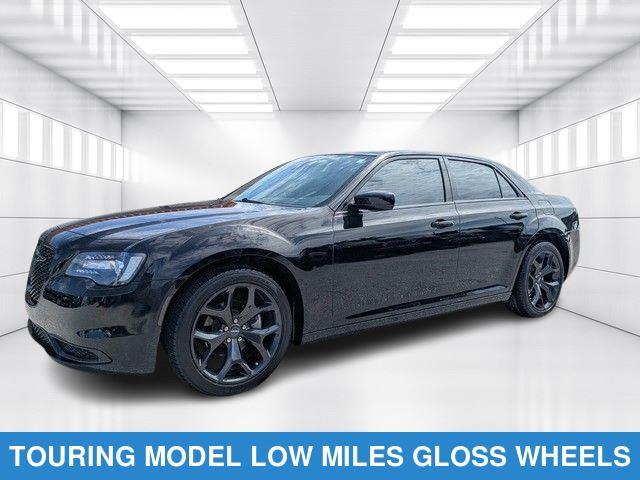 2022 Chrysler 300 Touring's photo