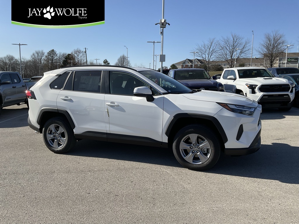2025 Toyota RAV4 XLE's photo