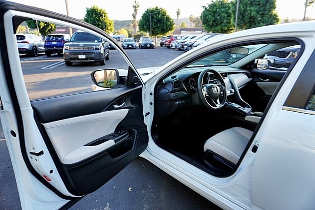 Used 2022 White Honda EX image 32