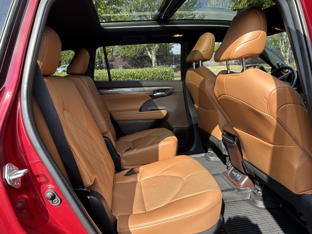 2022 Toyota Highlander Hybrid Platinum photo 31