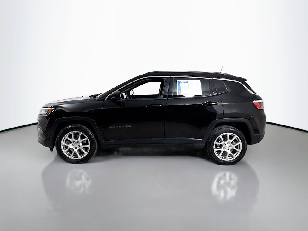 2023 Jeep Compass Latitude Lux photo 2