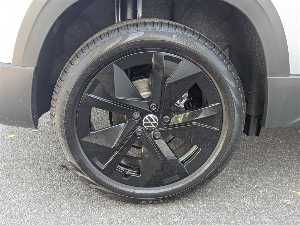 2025 Volkswagen Taos SE photo 23