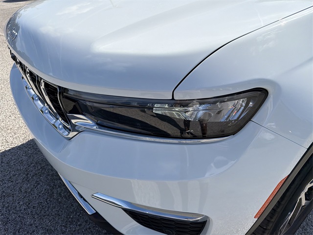 2025 Jeep Grand Cherokee Limited photo 3