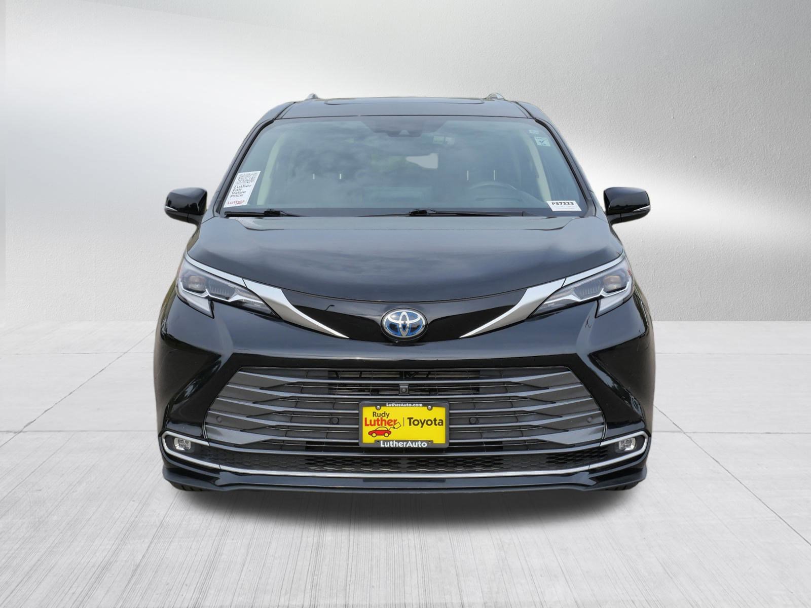Certified 2022 Toyota Sienna Platinum with VIN 5TDESKFC4NS049946 for sale in Golden Valley, Minnesota