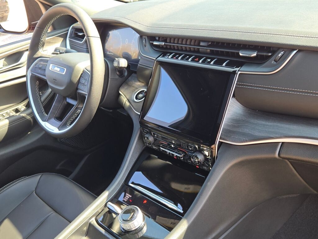 2025 Jeep Grand Cherokee L photo 4