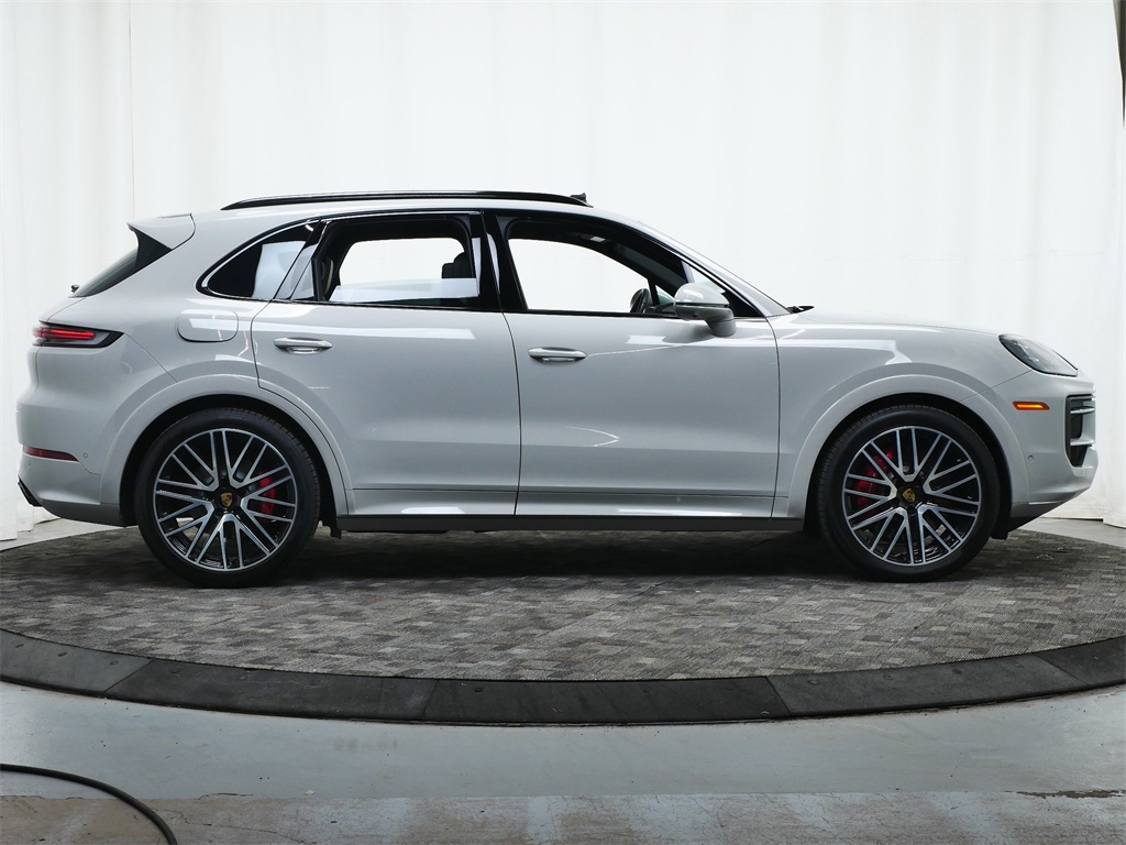 2024 Porsche Cayenne S photo 8