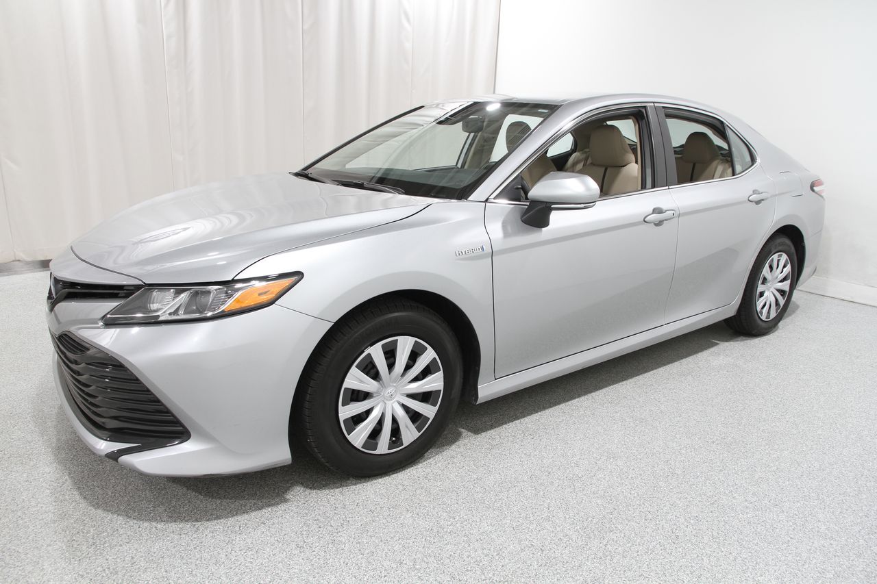 2020 Toyota Camry Hybrid LE photo 3