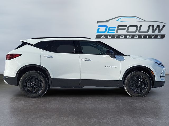 2025 Chevrolet Blazer 2LT photo 2