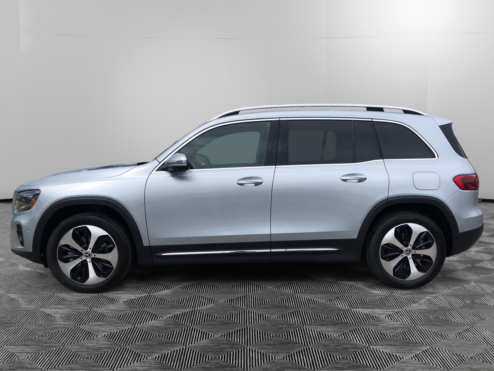 2025 Mercedes Benz GLB 250 4MATIC photo 2